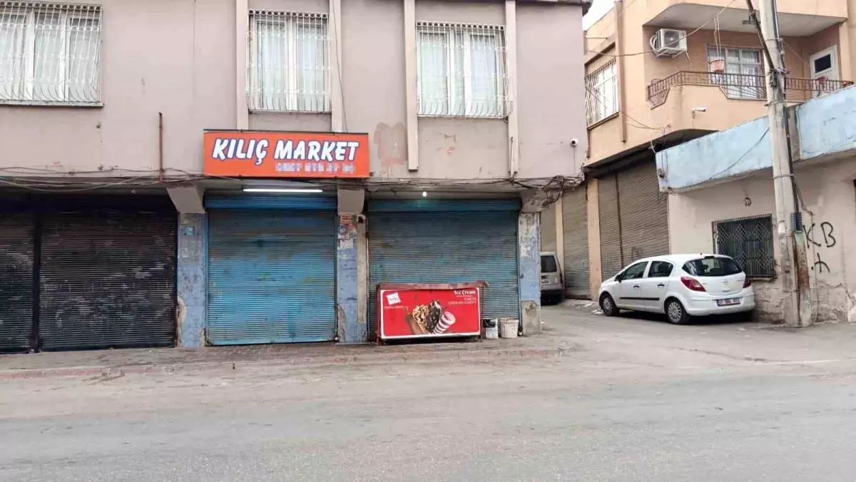 Adana\'da Marketin İçine Dalan Araç 4 Kişiyi Yaraladı