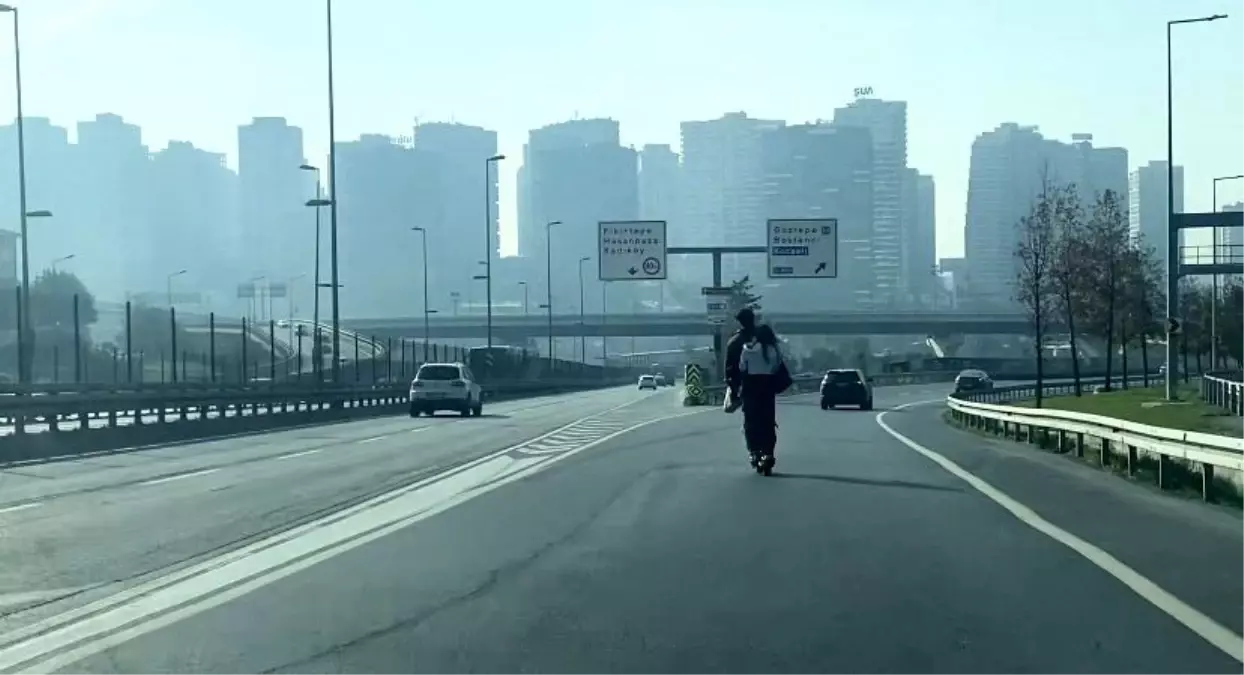 Otoyolda Tehlikeli Scooter Yolculuğu