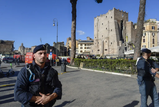 Roma dönemine ait kale tadilat sırasında çöktü! Bir işçi hayatını kaybetti Roma dönemine ait kale tadilat sırasında çöktü! Bir işçi hayatını kaybetti