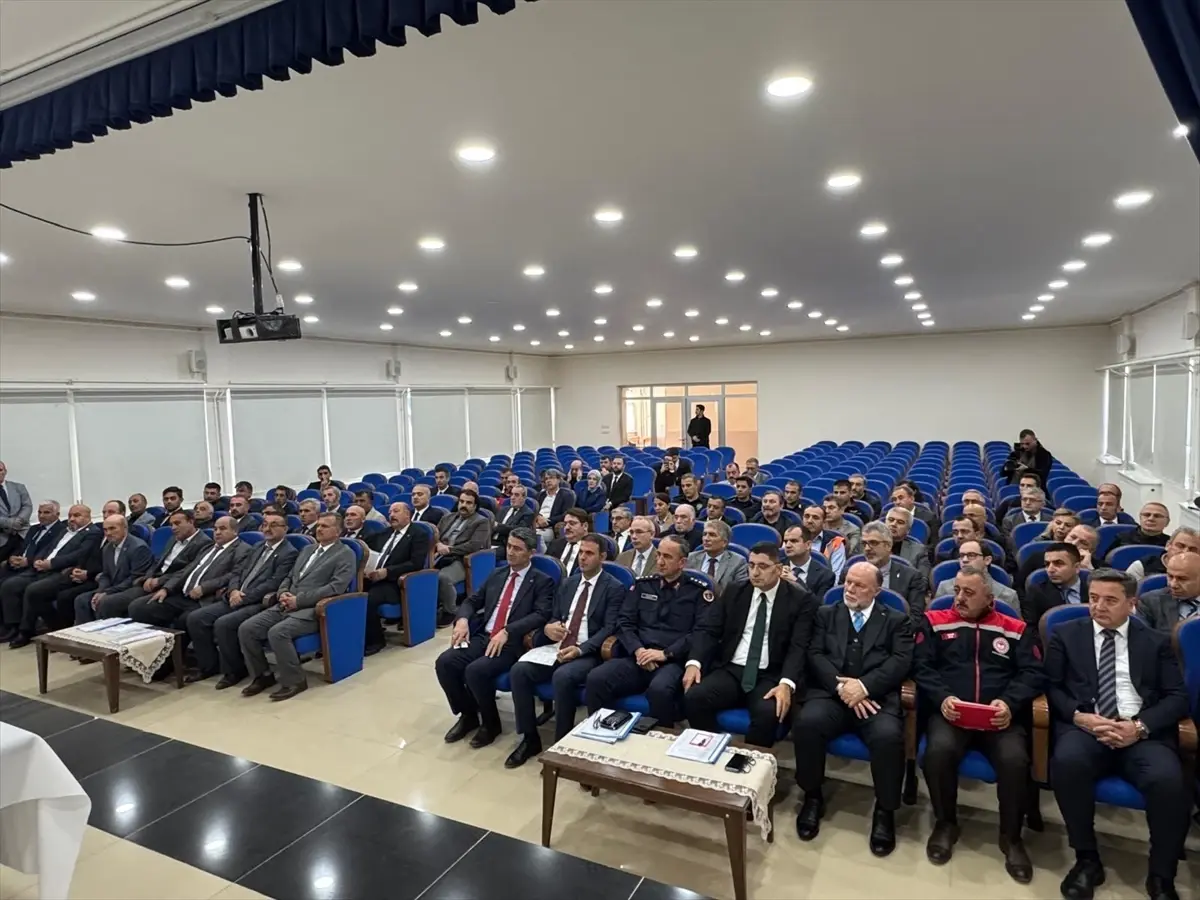 Vali Doğan, Taraklı\'da Muhtarlarla Buluştu