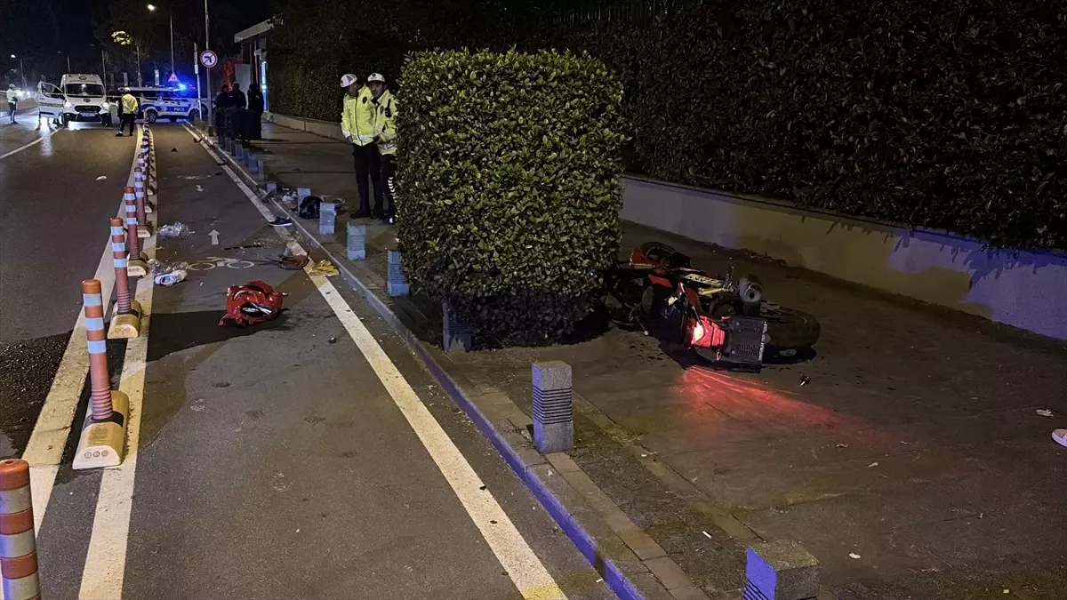 Motosiklet Yayaya Çarptı: 3 Yaralı