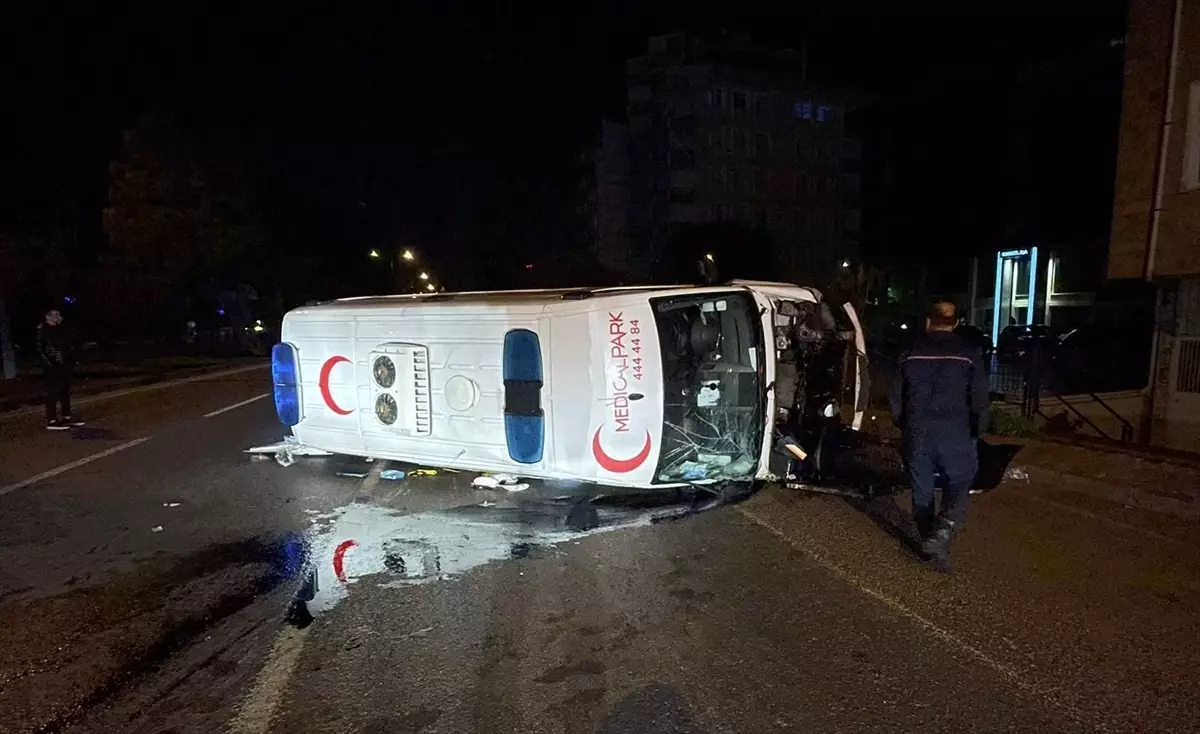 Atakum\'da Ambulans Oto Çarpışması: 5 Yaralı