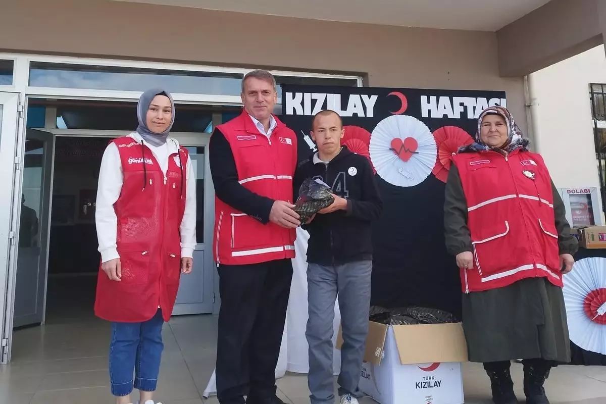 Kızılay Vezirköprü\'de Özel Eğitim Okulunu Ziyaret Etti