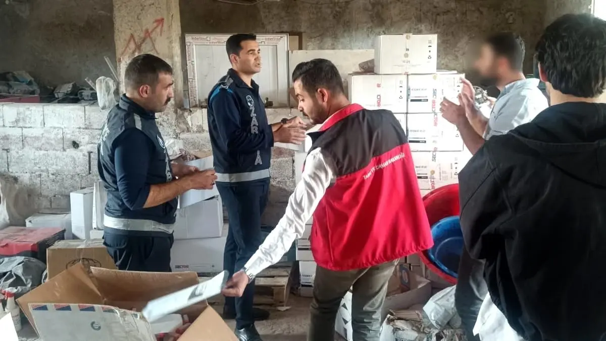 Şanlıurfa\'da Ruhsatsız Zirai İlaç Denetimi: Onlarca Koli Ele Geçirildi