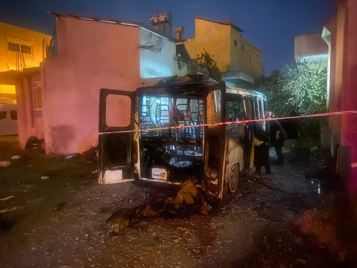 Antalya\'da Park Halindeki Minibüs Yandı