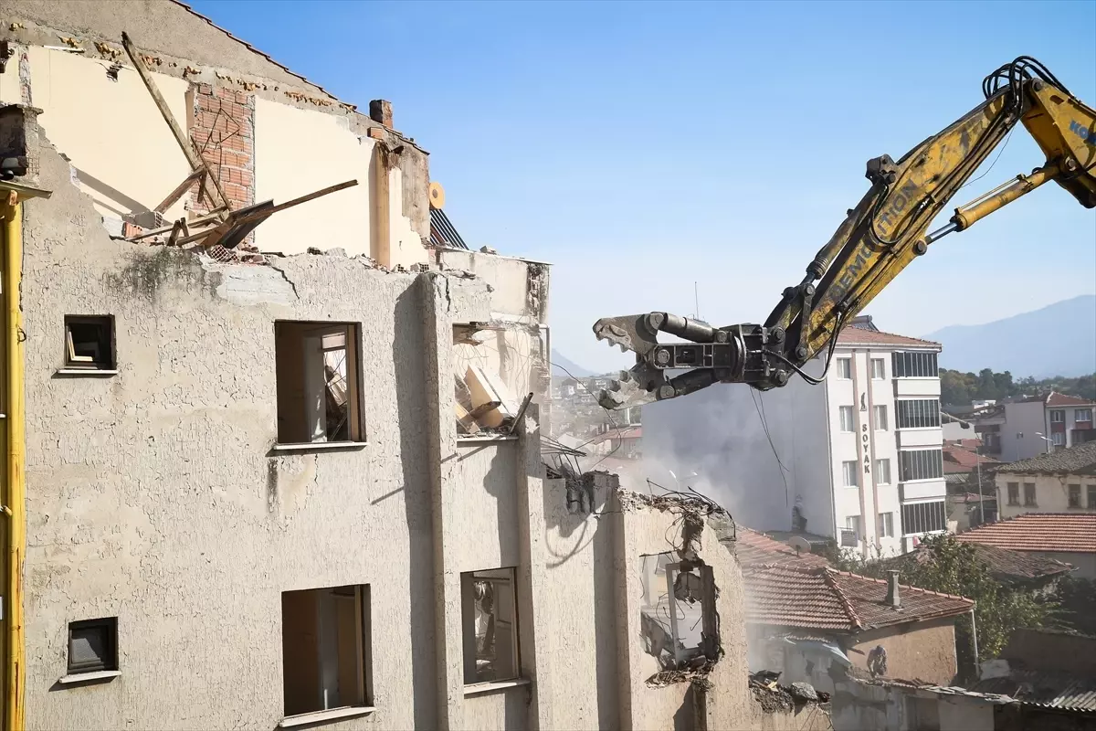 Sındırgı\'da Deprem Sonrası Yıkım Çalışmaları