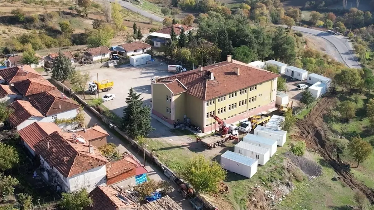 Sındırgı\'da Deprem Sonrası Yıkım Çalışmaları Devam Ediyor