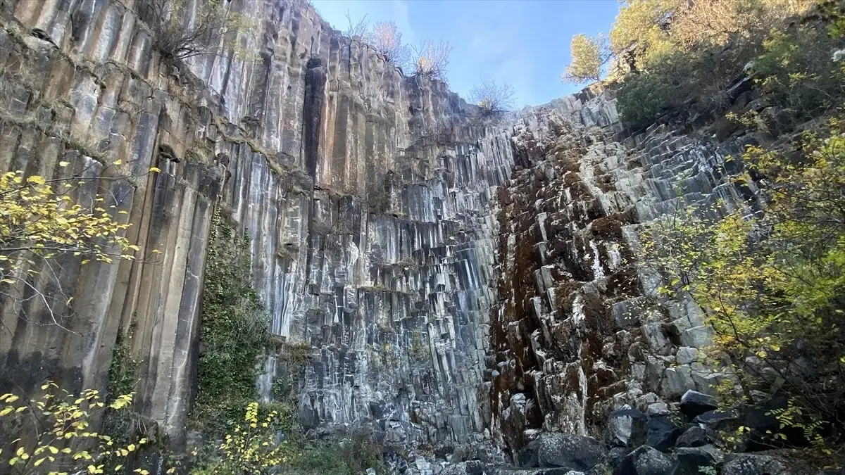 Sonbaharda Bazalt Kayalıkları Ziyaretçilerini Büyülüyor