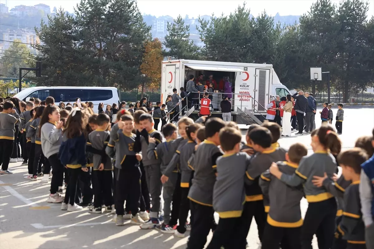 Kızılay Haftası\'nda 4280 Çocuğa Sıcak Çorba