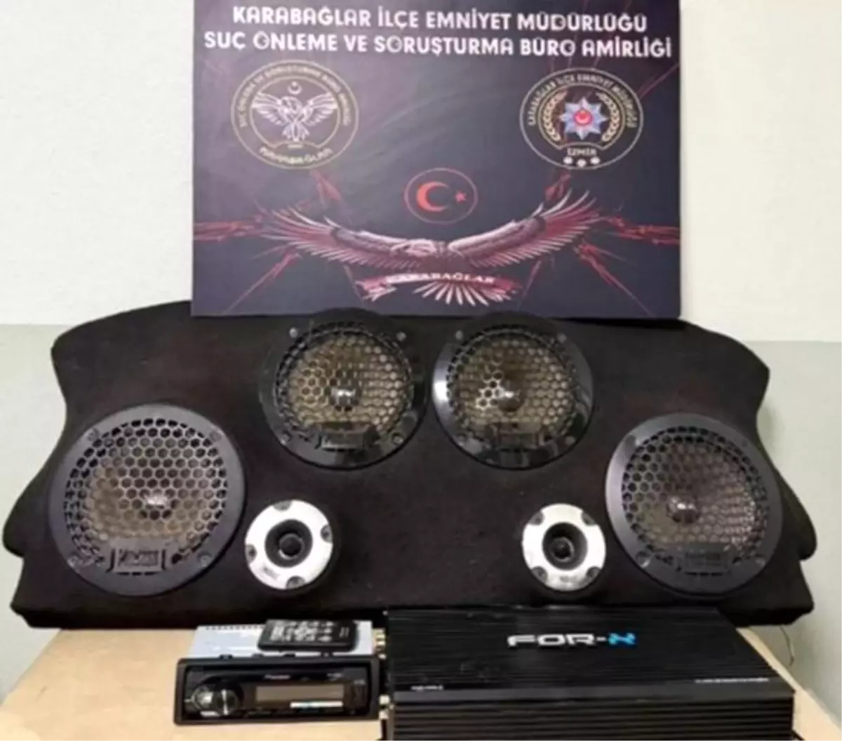 Karabağlar\'da Hırsızlık: Şahıslar Güvenlik Kamerasıyla Yakalandı