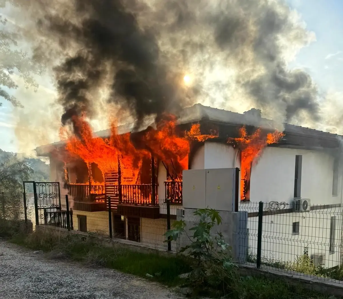 Uyuşturucu Şüphelisi Evi Yaktı