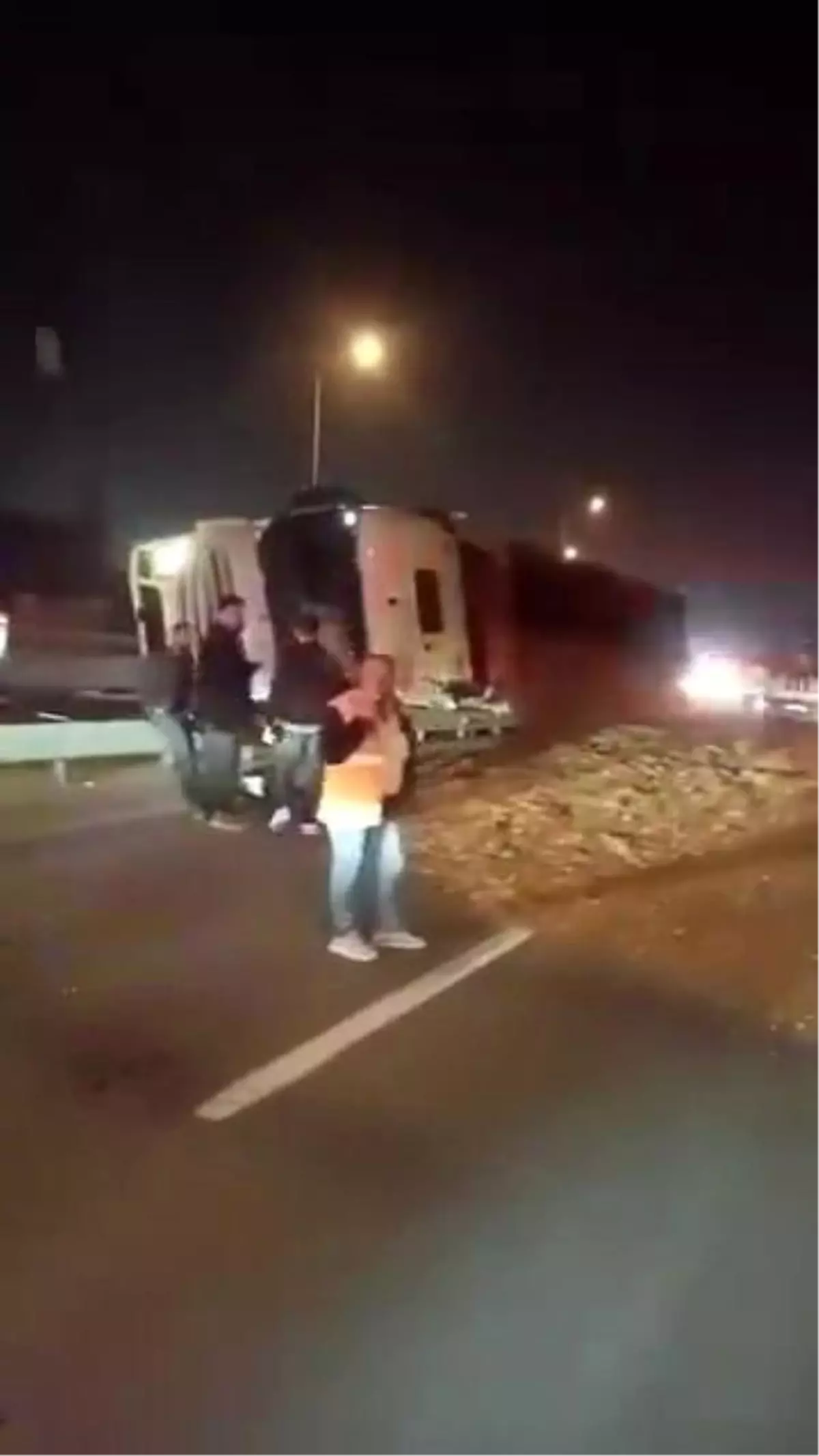 Başiskele\'de Tır Devrildi