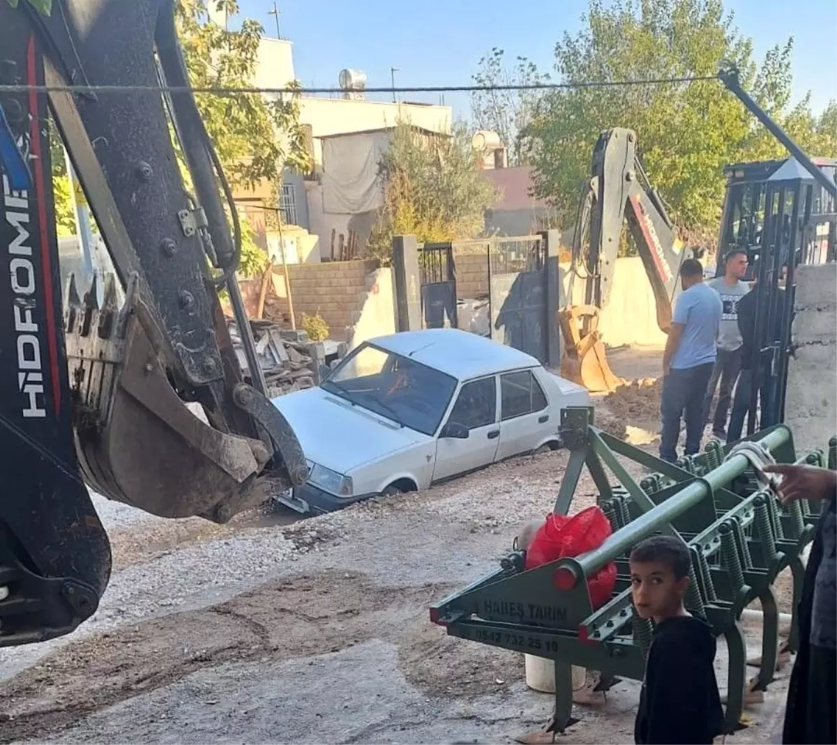 Adıyaman\'da Araç Çukura Mahsur Kaldı