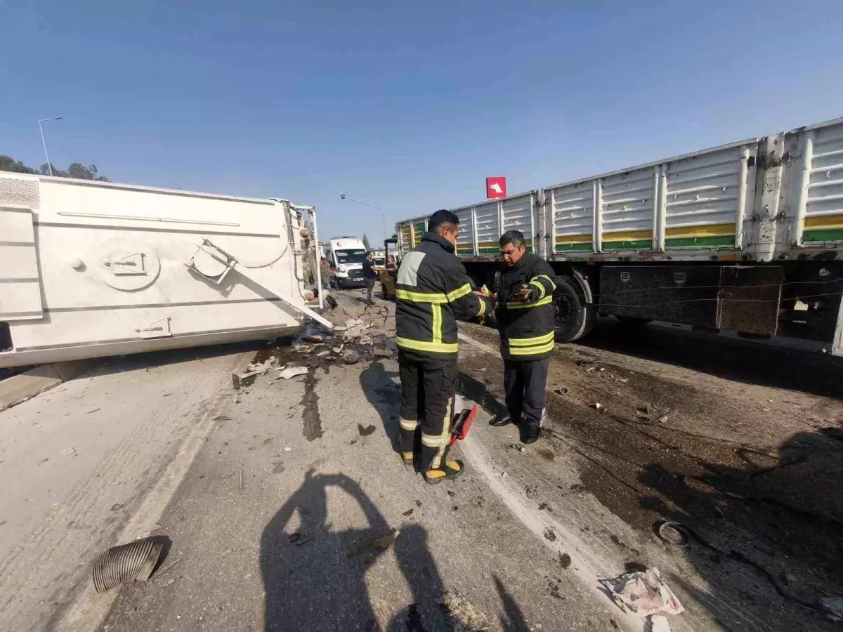 Hatay\'da Tır ve Kamyon Çarpıştı: İki Sürücü Yaralandı