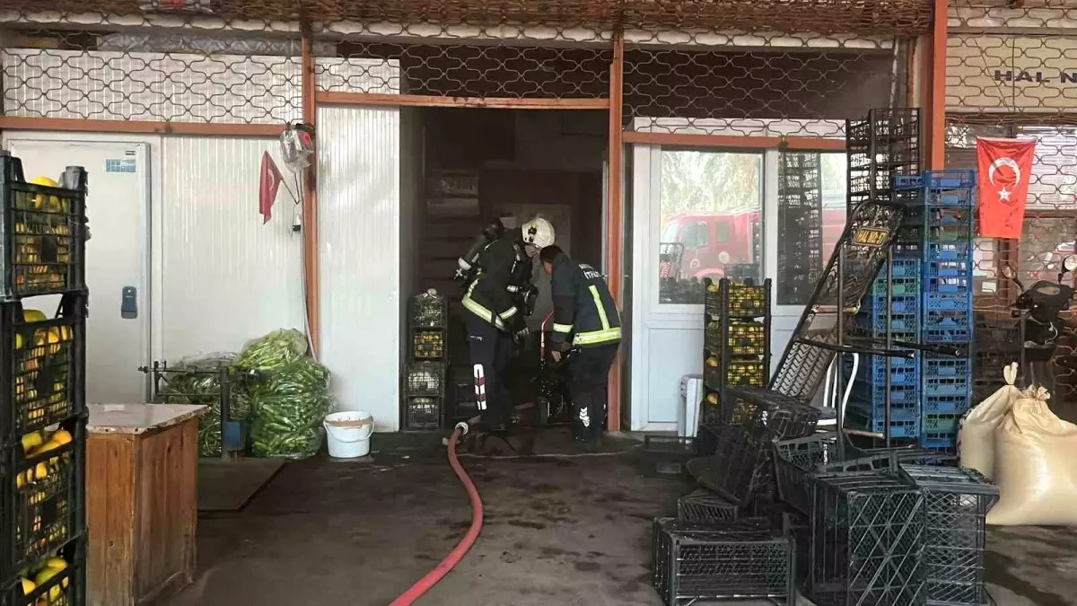 Alanya\'da Sebze ve Meyve Deposunda Yangın Paniği