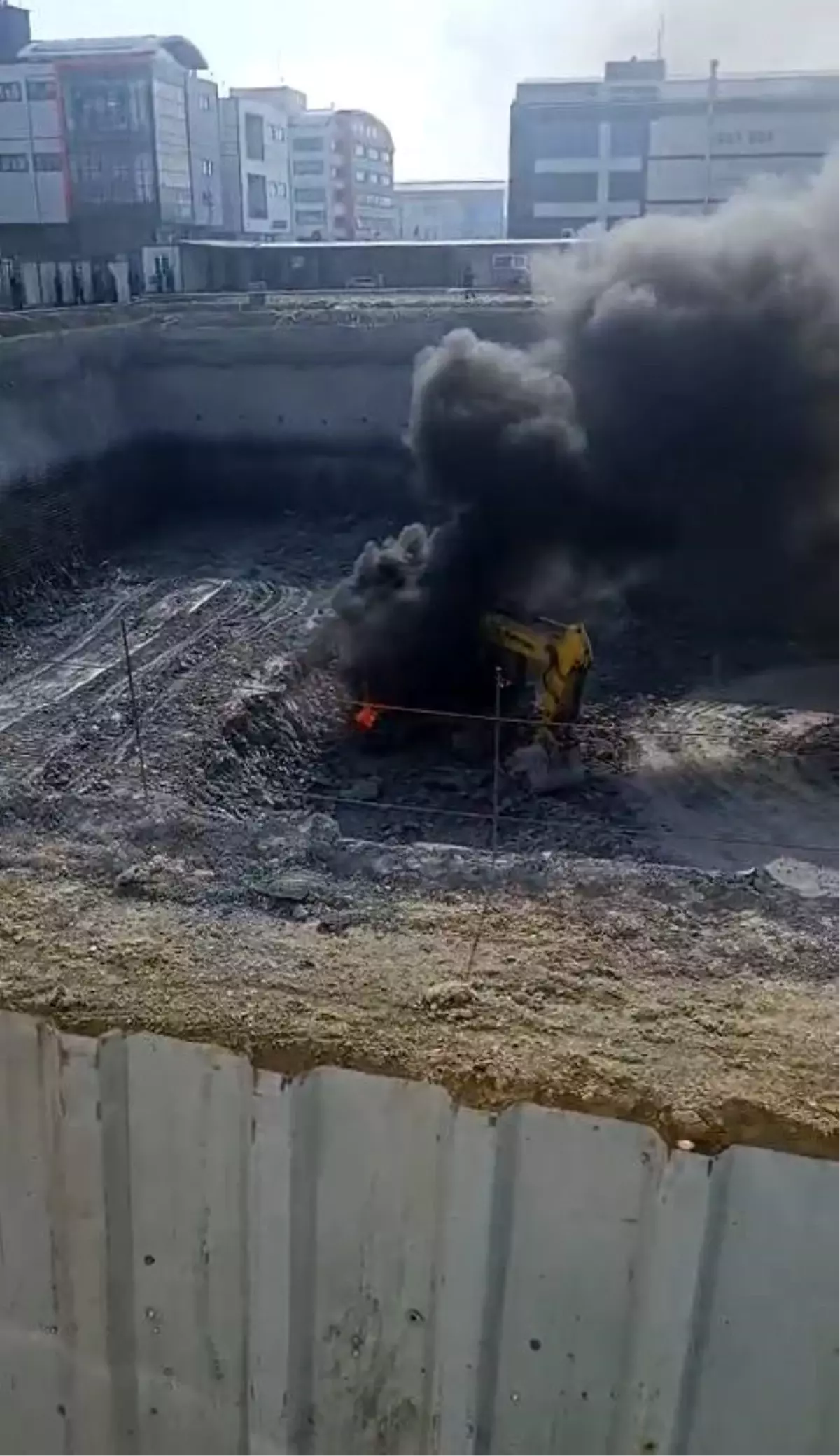 Arnavutköy\'de İnşaat Alanında Yangın