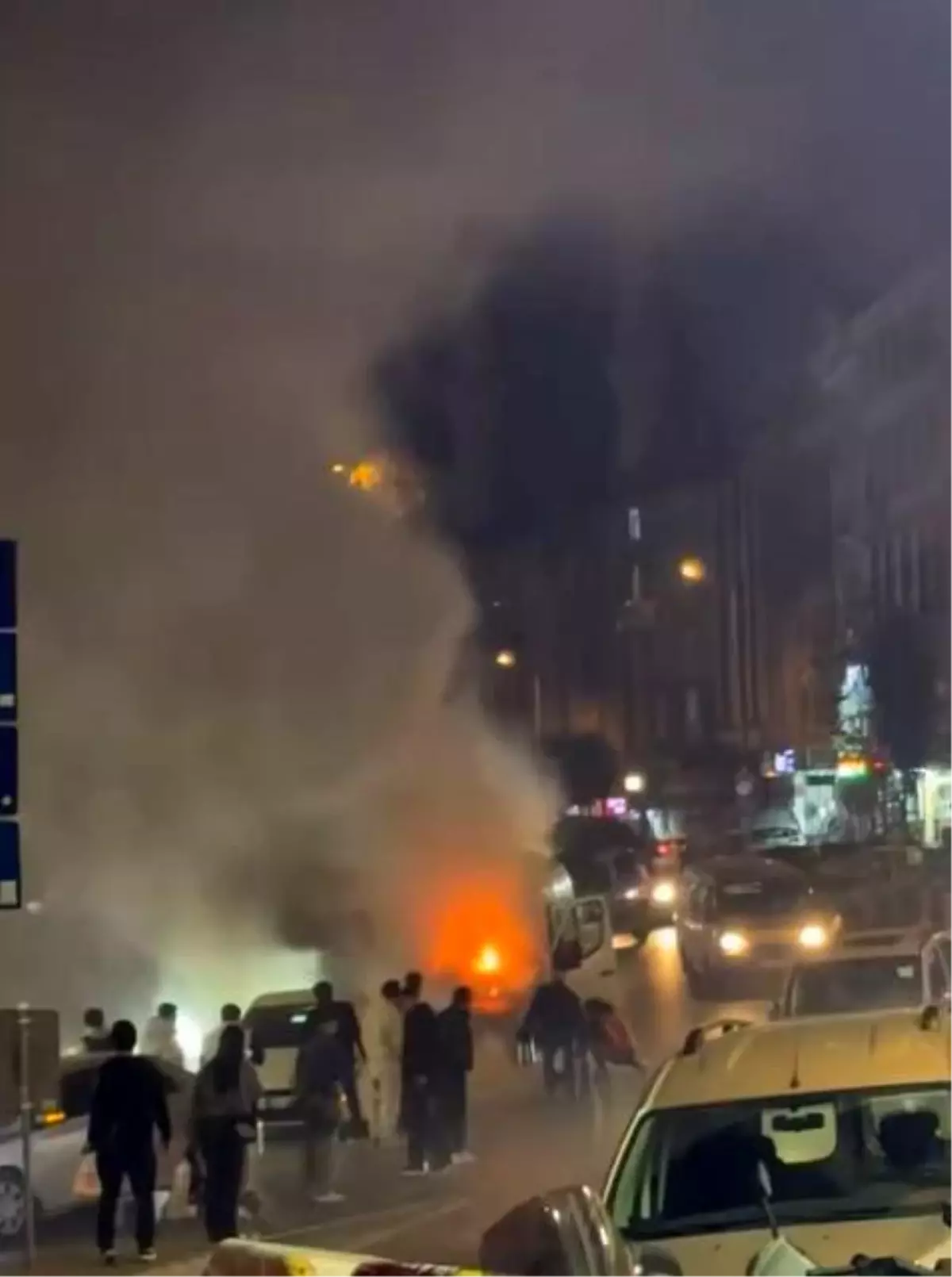 Arnavutköy\'de Servis Aracında Yangın