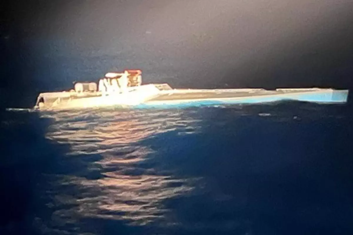 Atlas Okyanusu\'nda 1,7 ton uyuşturucu madde taşıyan denizaltı ele geçirdi