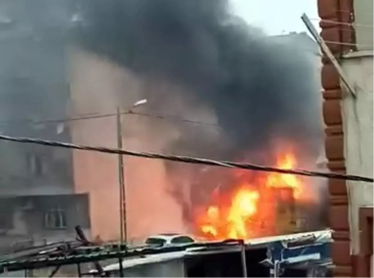 Avcılar\'da kümes yangını: 50 hayvan öldü