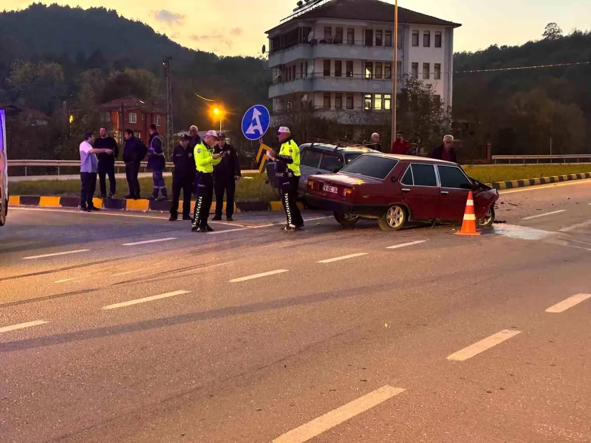 Bartın\'da Kavşak Kazası: 6 Yaralı