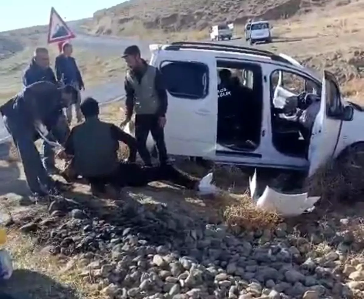 Başkale\'de Kamyonet Kaza Yaptı