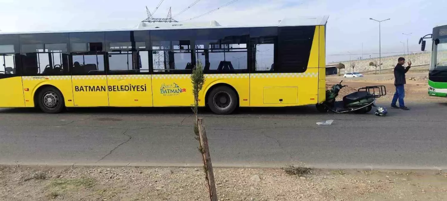 Batman\'da Motosiklet Belediyeye Ait Otobüse Çarptı