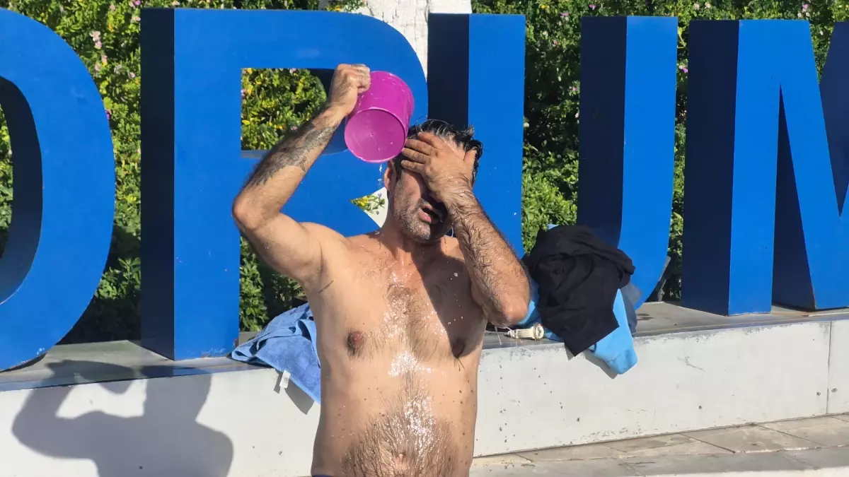 Bodrum\'da susuzluğu protesto etmek amacıyla meydanda duş aldı