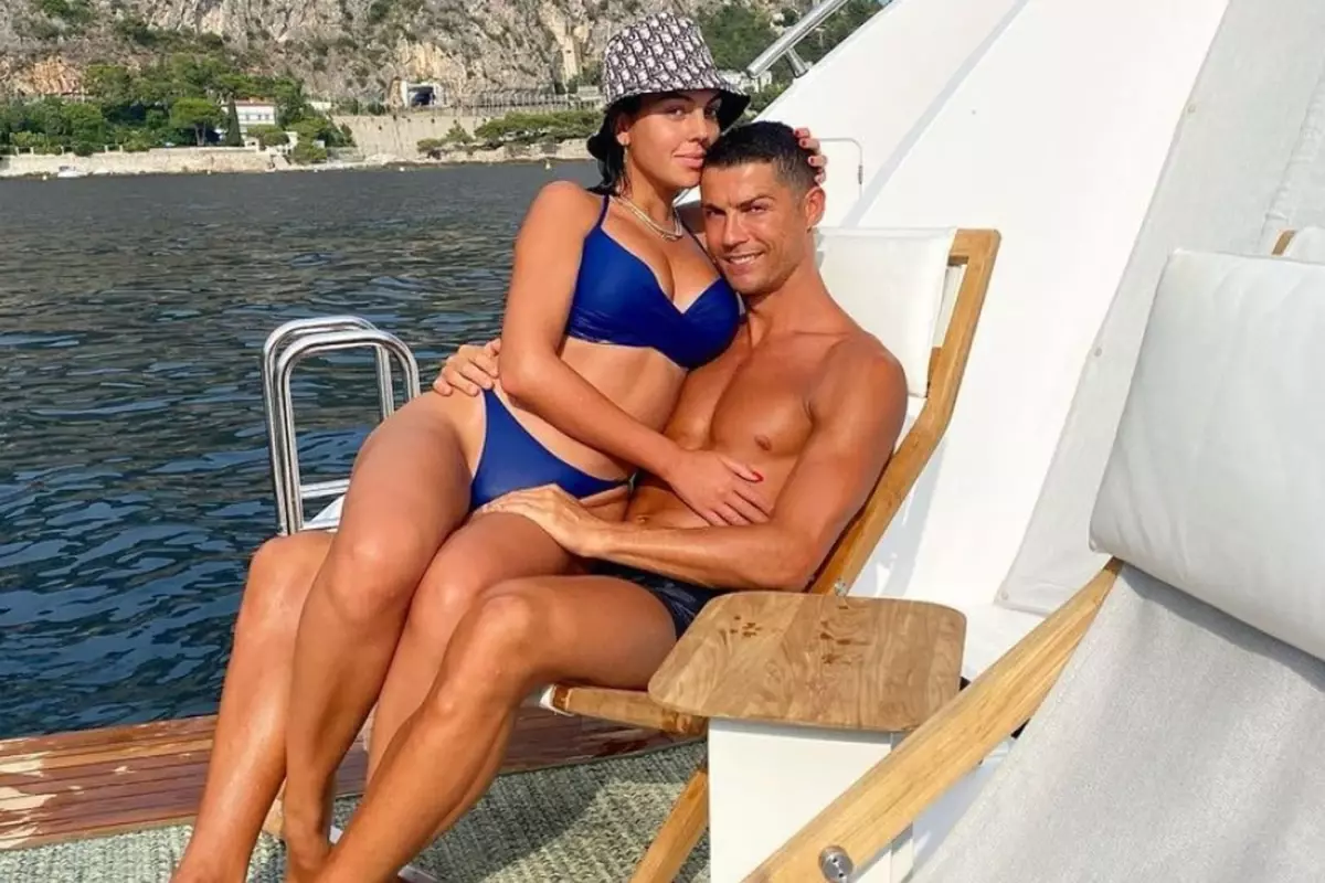 Cristiano Ronaldo\'dan sevgilisine servet değerinde yüzük