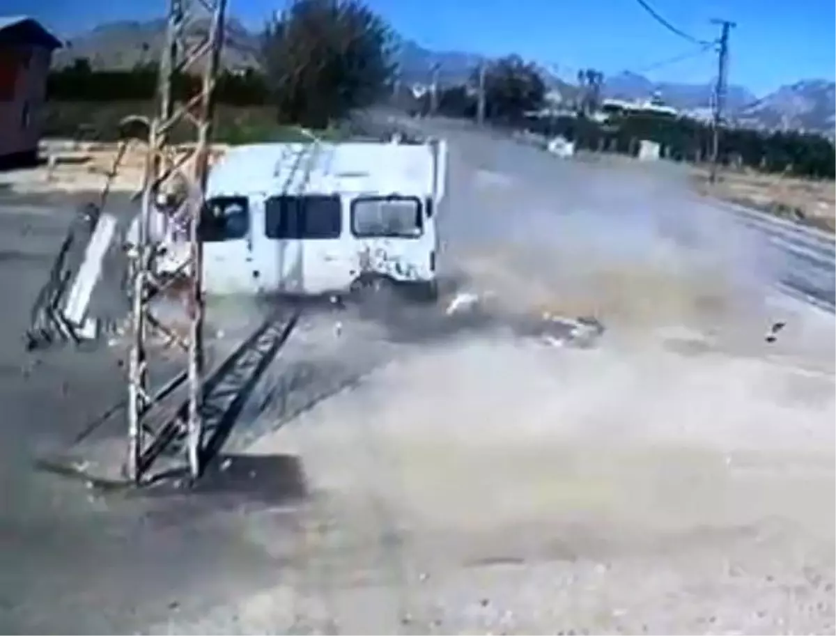 Kozan\'da Minibüs Devrildi, Sürücü Ağır Yaralı