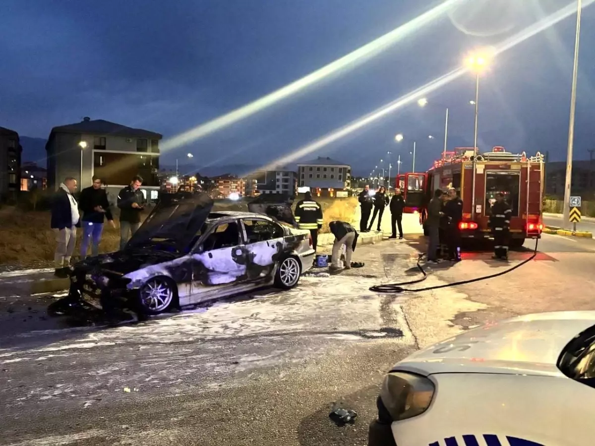 Erzincan\'da Otomobil Yangını: 2 Kişi Kurtuldu