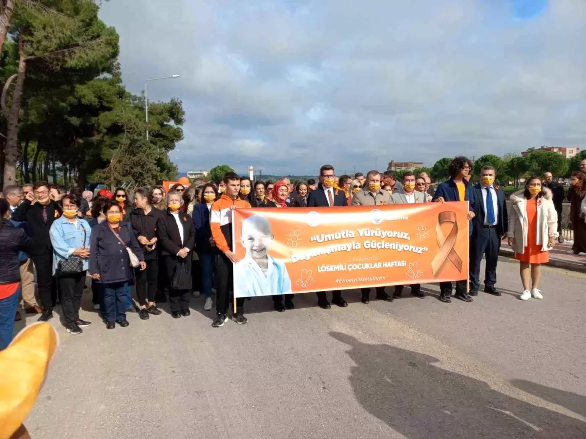 Ezine\'de Lösemili Çocuklar İçin Farkındalık Yürüyüşü Düzenlendi
