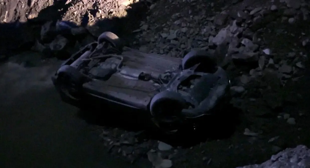 Hakkari\'de Dereye Düşen Araçta İki Yaralı