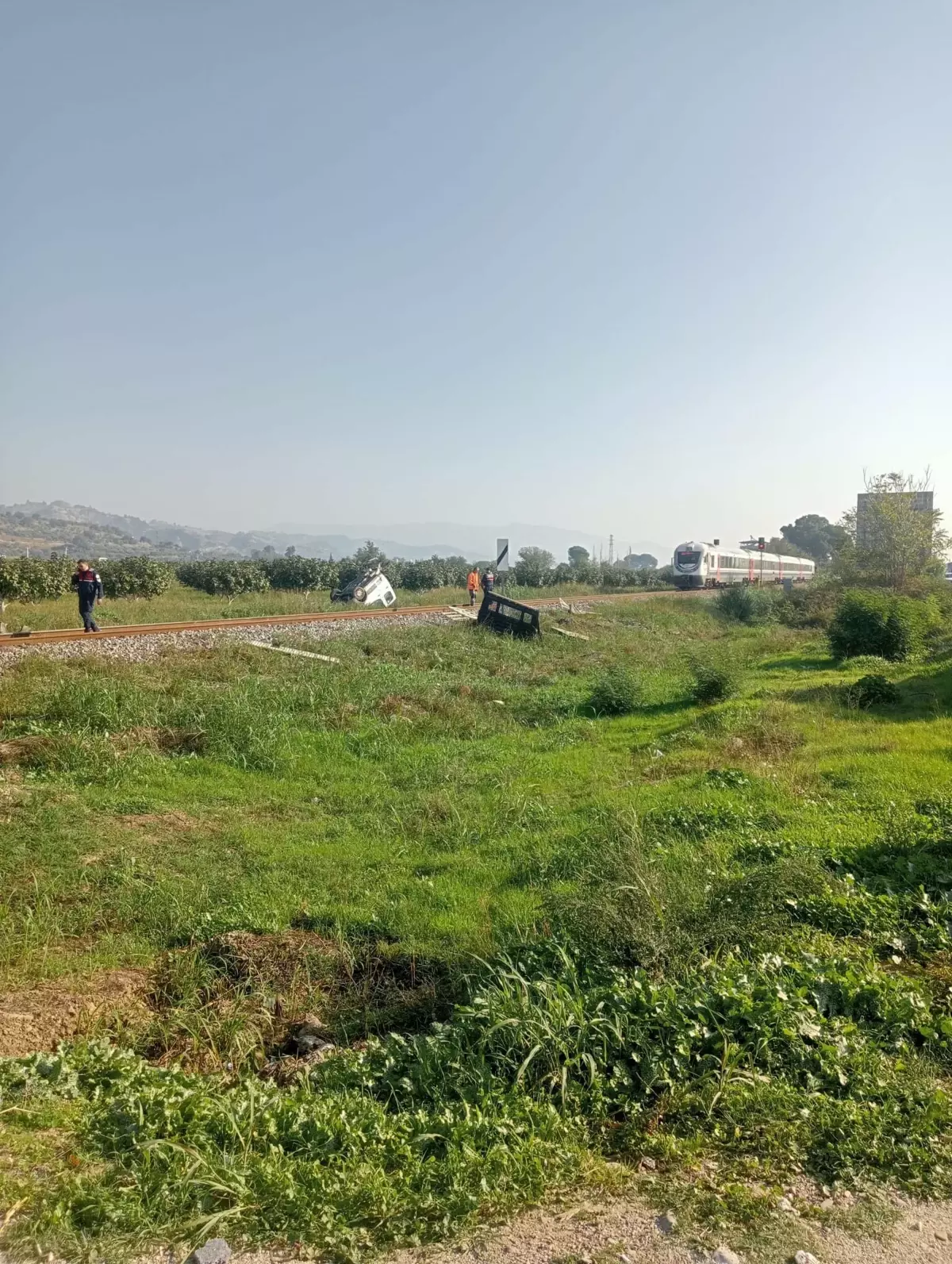 Aydın\'da Tren Kamyonete Çarptı