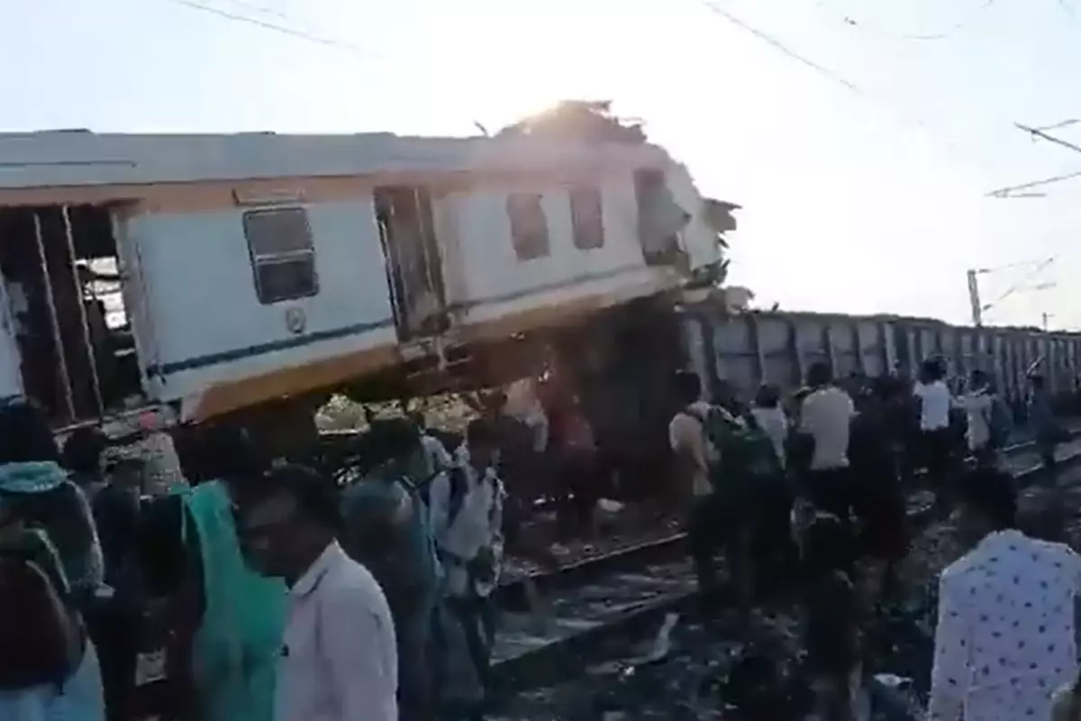 Hindistan\'da katliam gibi tren kazası: 11 ölü, 20 yaralı