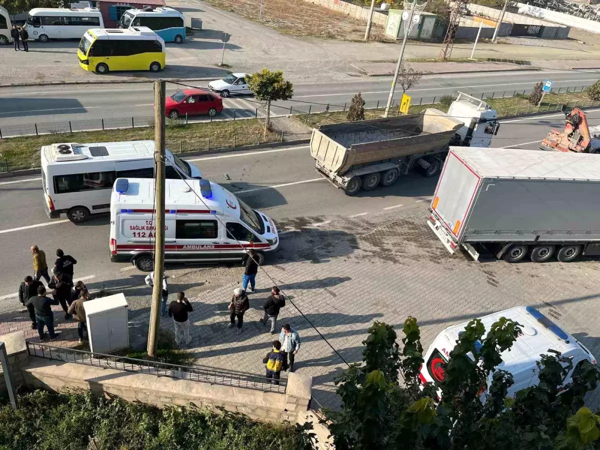 Iğdır\'da Polis Servis Minibüsü Kamyona Çarptı