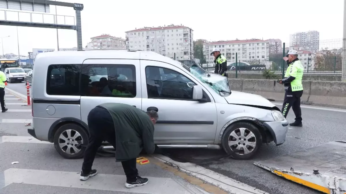 Kadıköy\'de Üç Araçla Kaza: Traffic Yoğunluğu