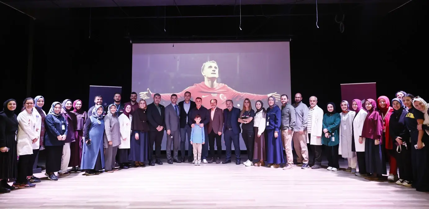 Kerem Aktürkoğlu\'ndan Öğrenciye Jest