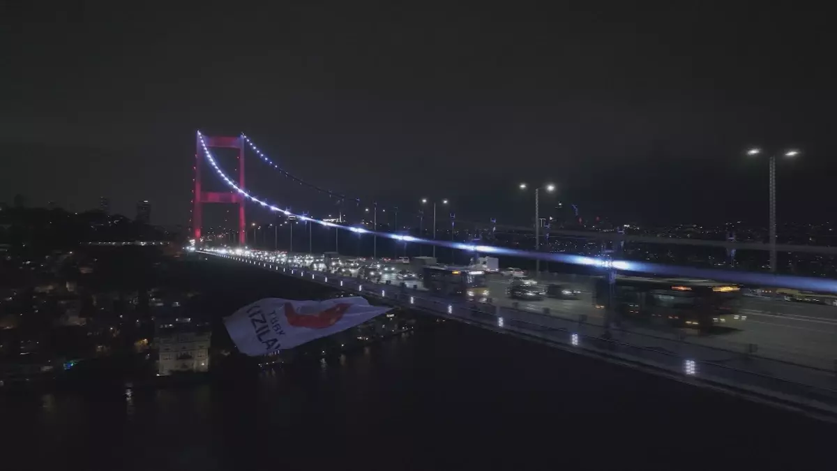 Kızılay Haftası\'nda Köprüde Bayrak