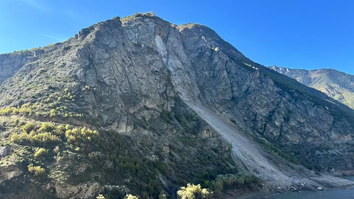 Artvin\'de Kaya Düşmesi Panik Yarattı