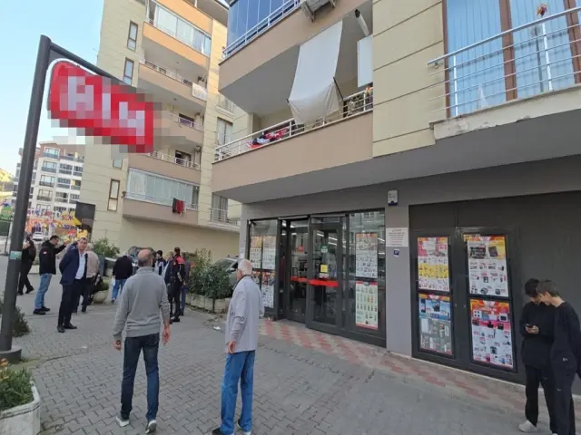 Markette eski eşini göğsünden bıçakladı, polisi arayıp teslim oldu