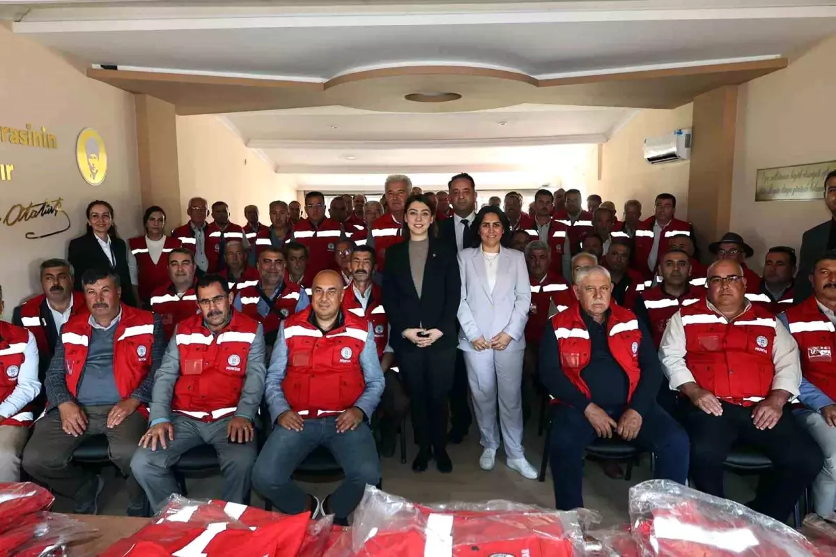 Muğla\'da Muhtarlara Afet Yeleği Dağıtımı