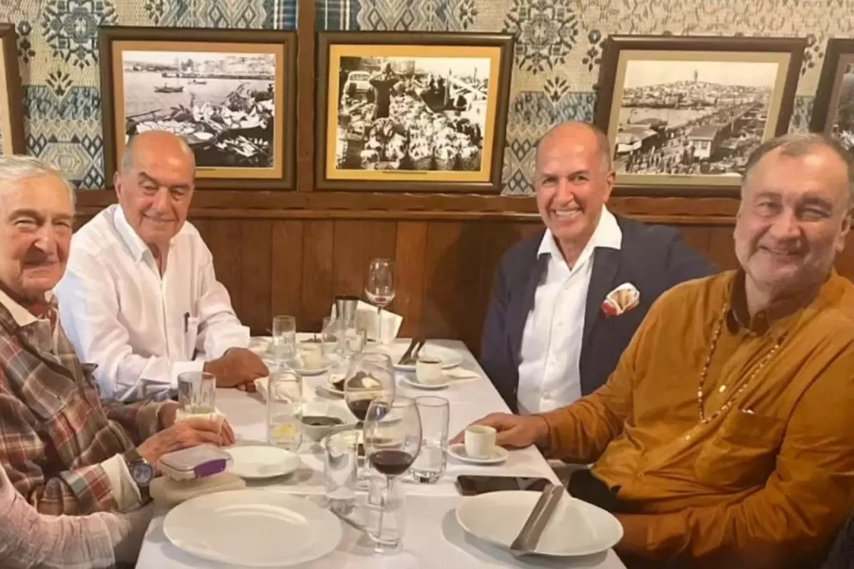 Murat Ülker ve Rahmi Koç\'un mütevazı akşam yemeği! Masadaki detay dikkatlerden kaçmadı