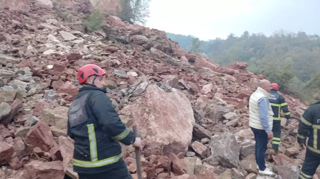Ordu'da taş ocağında göçük: 2 işçi enkaz altında Ordu'da taş ocağında göçük: 2 işçi enkaz altında