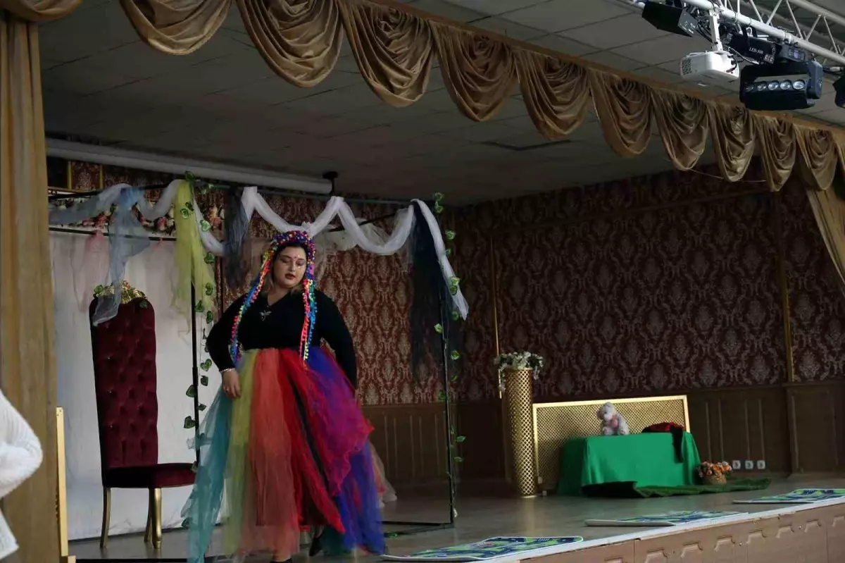 Miniklere Unutulmaz Bir Gün: \'Yetenek Avcısı\' Tiyatro Oyunu Pamukova\'da Sahnelendi