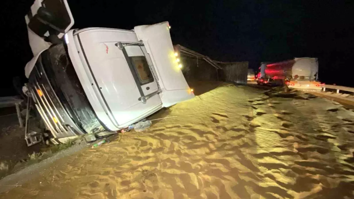 Çorum\'da Tır Devriği, Sürücü Yaralandı