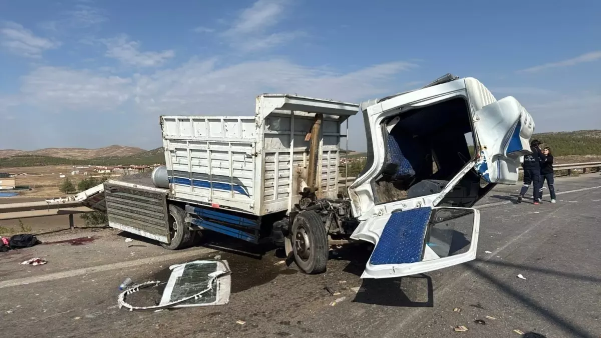 Gaziantep\'te TIR, Kamyonete Çarpıp Köprüden Düştü