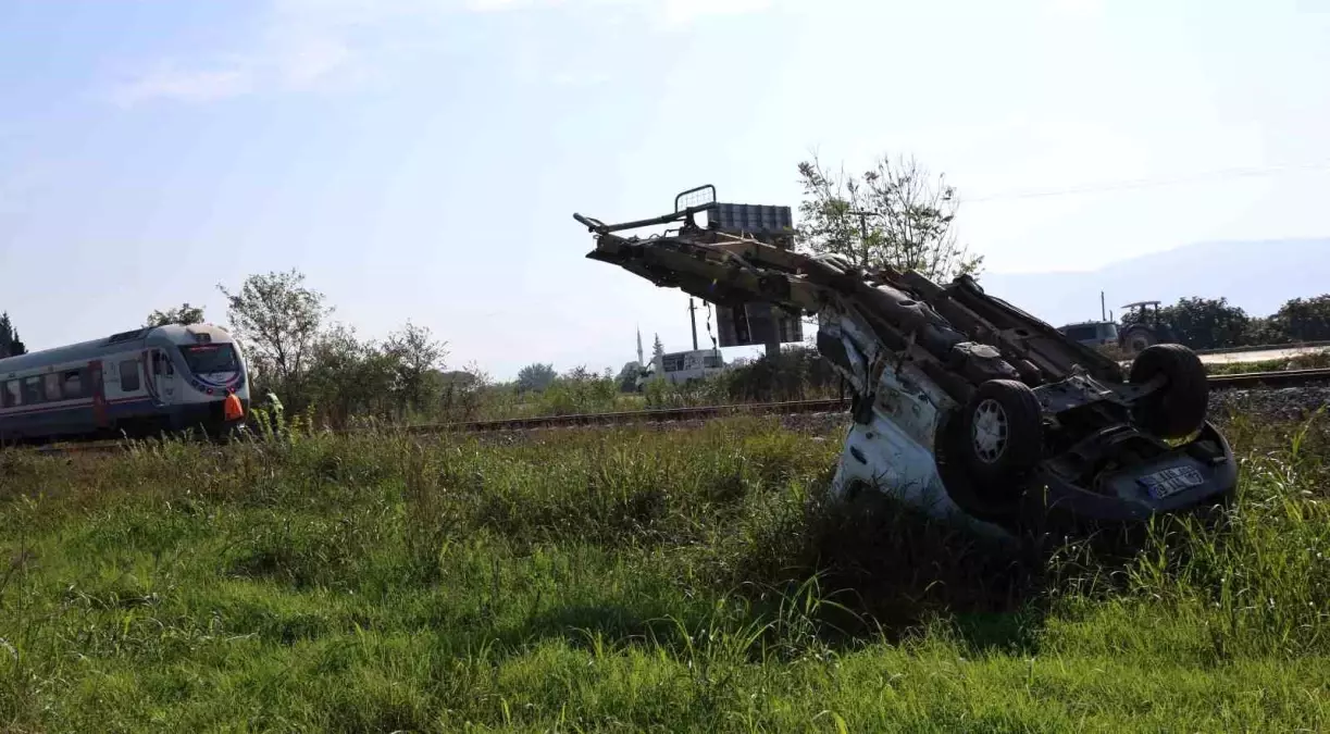 Tren Kamyonete Çarptı: Sürücü Yaralı