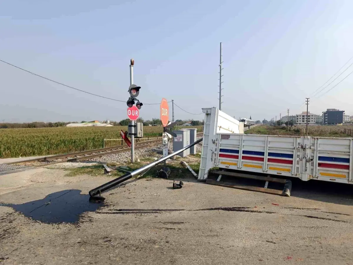 Turgutlu\'da Kamyonet Treniyle Çarpıştı