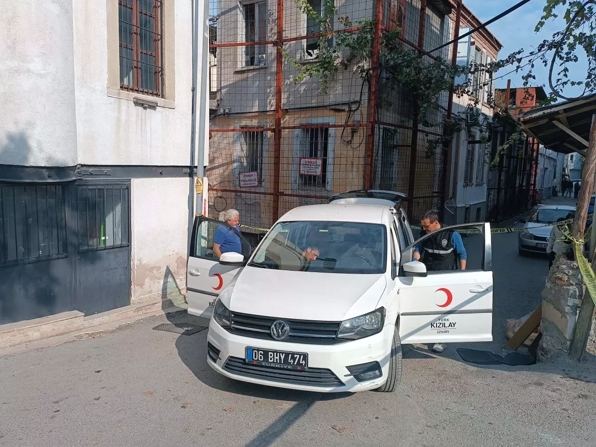 İzmir\'de Kızılay çalışanı tabancayla vuruldu