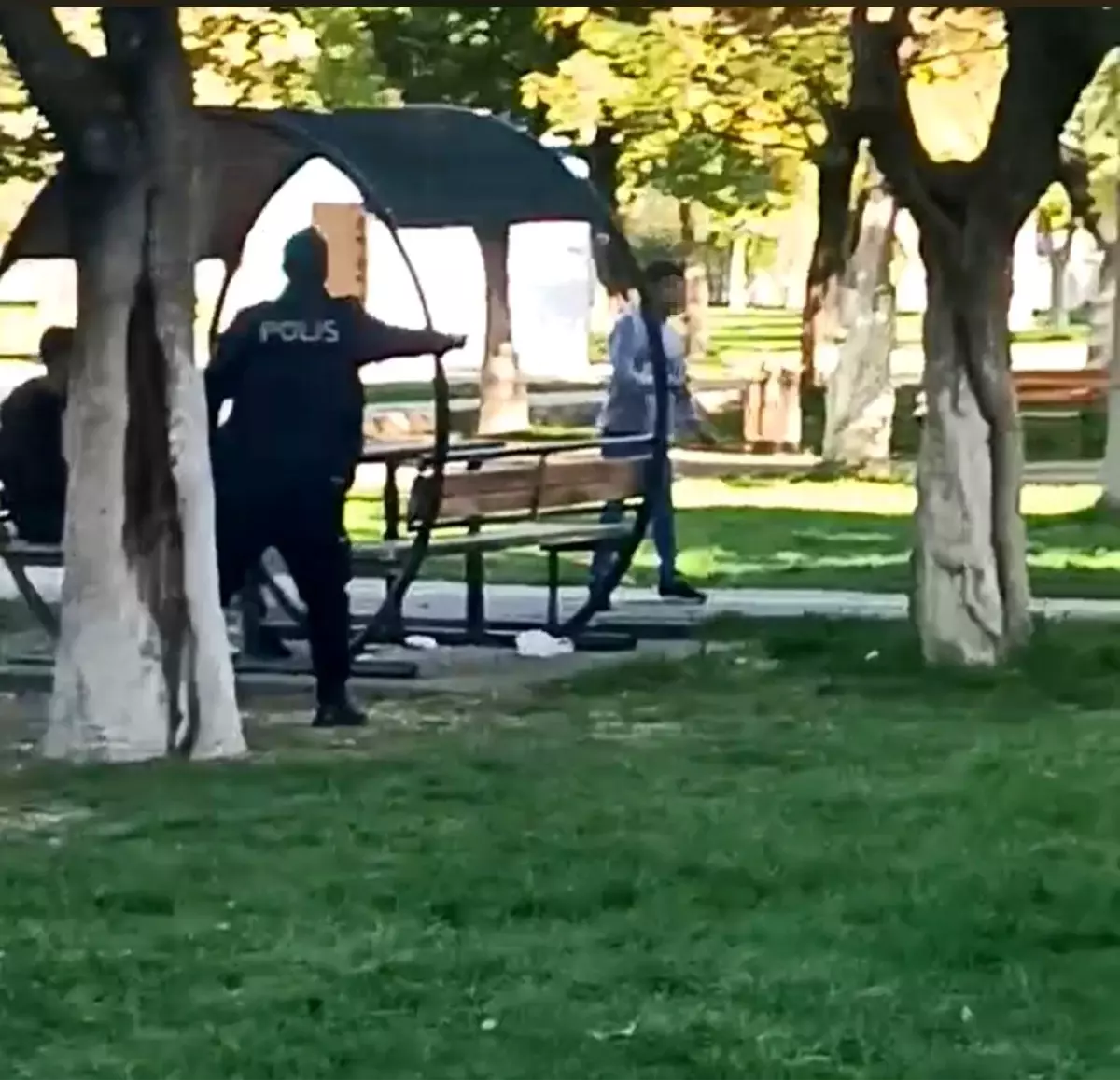 Zihinsel engelli genç bıçakla vatandaşlara saldırdı